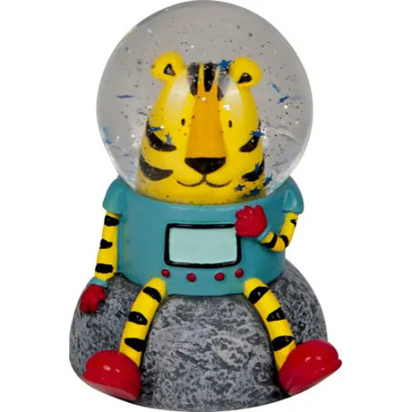 Ein Tiger im Raumanzug sitzt in einer Schneekugel auf einem Felsen und trägt rote Stiefel und Handschuhe.