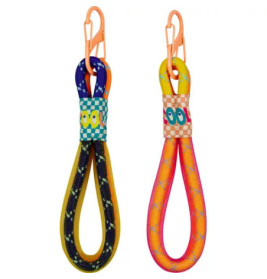 Zwei bunte geflochtene Hundespielzeuge mit Schlaufen und Clips: eins blau/gelb, eins rosa/orange.
