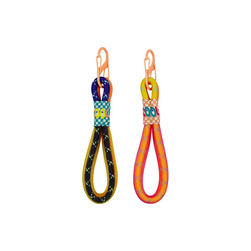 Zwei bunte geflochtene Hundespielzeuge mit Schlaufen und Clips: eins blau/gelb, eins rosa/orange.