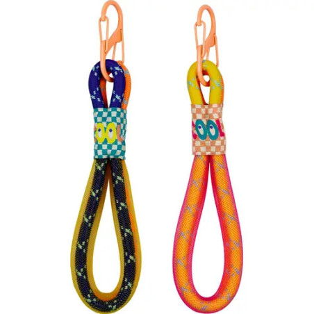 Zwei bunte geflochtene Hundespielzeuge mit Schlaufen und Clips: eins blau/gelb, eins rosa/orange.