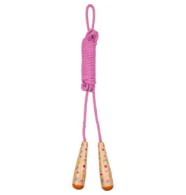 Pinkes Springseil mit Holzgriffen, verziert mit kleinen, bunten Blumen; zusammengerollt und vertikal hängend.