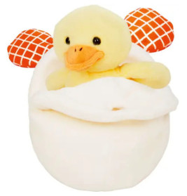 Eine gelbe Plüschente sitzt in einem weißen Ei mit orange gemusterten Flügeln vor weißem Hintergrund.