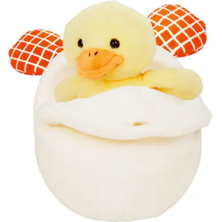 Eine gelbe Plüschente sitzt in einem weißen Ei mit orange gemusterten Flügeln vor weißem Hintergrund.