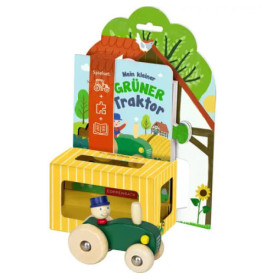 Grüner Holztraktor mit kleinem Fahrer, im Hintergrund eine bunt illustrierte Verpackung.