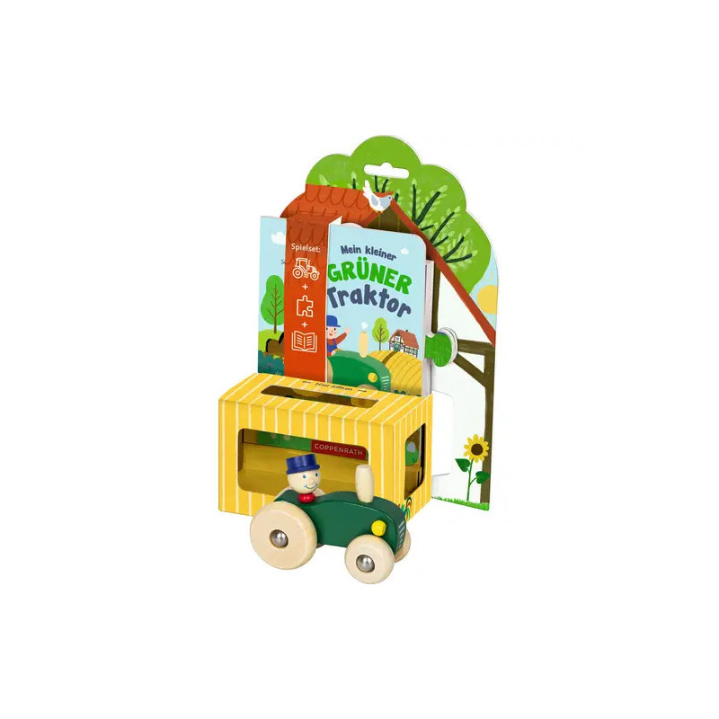 Grüner Holztraktor mit kleinem Fahrer, im Hintergrund eine bunt illustrierte Verpackung.