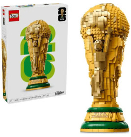 LEGO-Set des FIFA-Weltmeister-Pokals, die Verpackung ist im Hintergrund zu sehen.