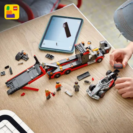 Truck mit Audi und Rennwagen Formel 1