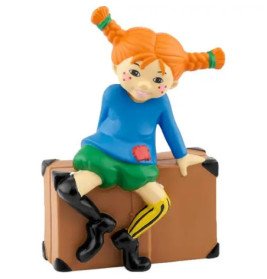 Cartoon-Mädchen mit orangefarbenen Zöpfen sitzt auf einem braunen Koffer und trägt blaues Oberteil und schwarze Stiefel.