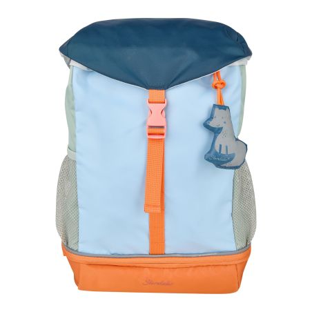 Hellblauer und orangefarbener Rucksack mit blauem Überschlag und einem fuchsförmigen Anhänger am Reißverschluss.