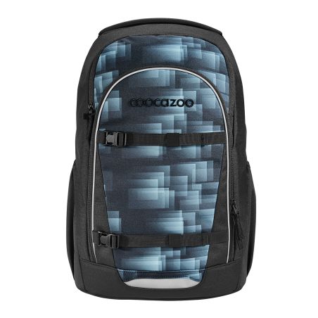Schwarz-grauer Coocazoo-Rucksack mit blauem geometrischen Muster und zwei vorderen Schnallenriemen.