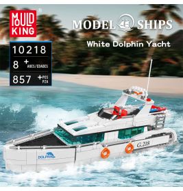 Bausatz: Weiße Yacht Dolphin auf Wasser, geeignet ab 8 Jahren, enthält 857 Teile.