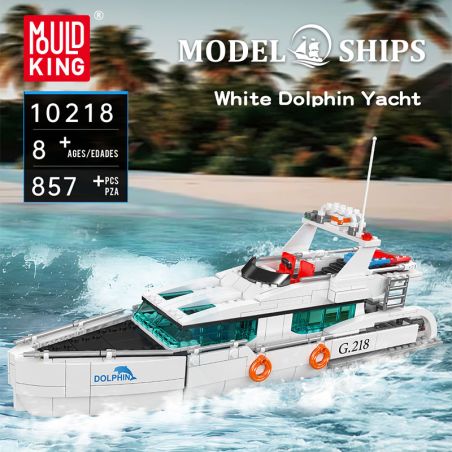 Bausatz: Weiße Yacht Dolphin auf Wasser, geeignet ab 8 Jahren, enthält 857 Teile.