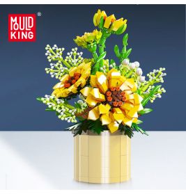 LEGO-Blumenstrauß in Gelb und Weiß in cremefarbener Vase vor dunkelblauem Hintergrund.