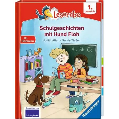 Kinder lesen im Klassenraum mit einem braunen Hund. Buchtitel: Schulgeschichten mit Hund Floh.