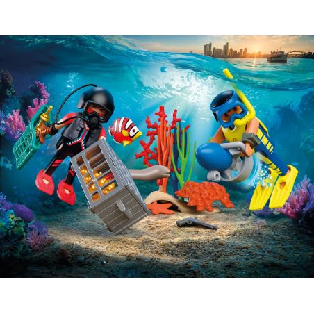 Polizeitaucher mit Schatz