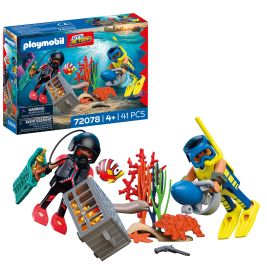 Polizeitaucher mit Schatz