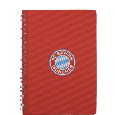 Rotes Spiralnotizbuch mit zentralem FC Bayern München-Logo auf dem Cover und rautenförmigem Hintergrund.
