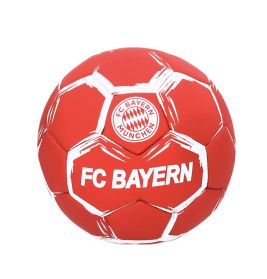 Roter Fußball mit weißen FC Bayern München-Logos und Mustern auf weißem Hintergrund.