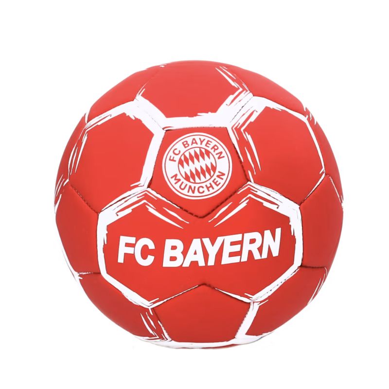 Roter Fußball mit weißen FC Bayern München-Logos und Mustern auf weißem Hintergrund.
