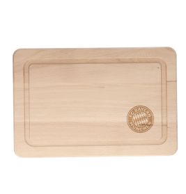 Rechteckiges Holzbrett mit eingraviertem FC Bayern München Logo in einer Ecke.