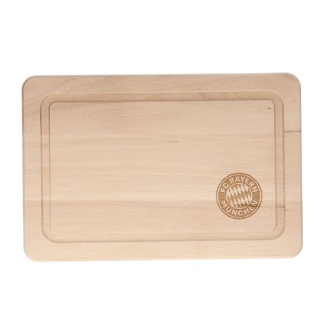 Rechteckiges Holzbrett mit eingraviertem FC Bayern München Logo in einer Ecke.