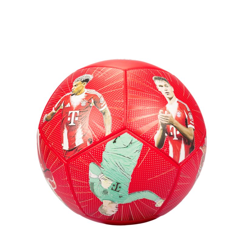 Roter Fußball mit Abbildungen von Spielern in rot-weißen Trikots und einem Torwart in grünem Outfit.