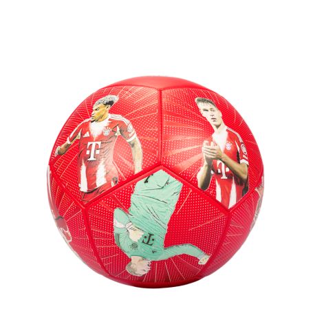 Roter Fußball mit Abbildungen von Spielern in rot-weißen Trikots und einem Torwart in grünem Outfit.