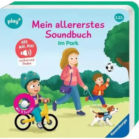 Eine Frau und Kinder spielen mit Hund und Ball im Park auf dem Cover eines deutschen Soundbuchs für Kleinkinder.