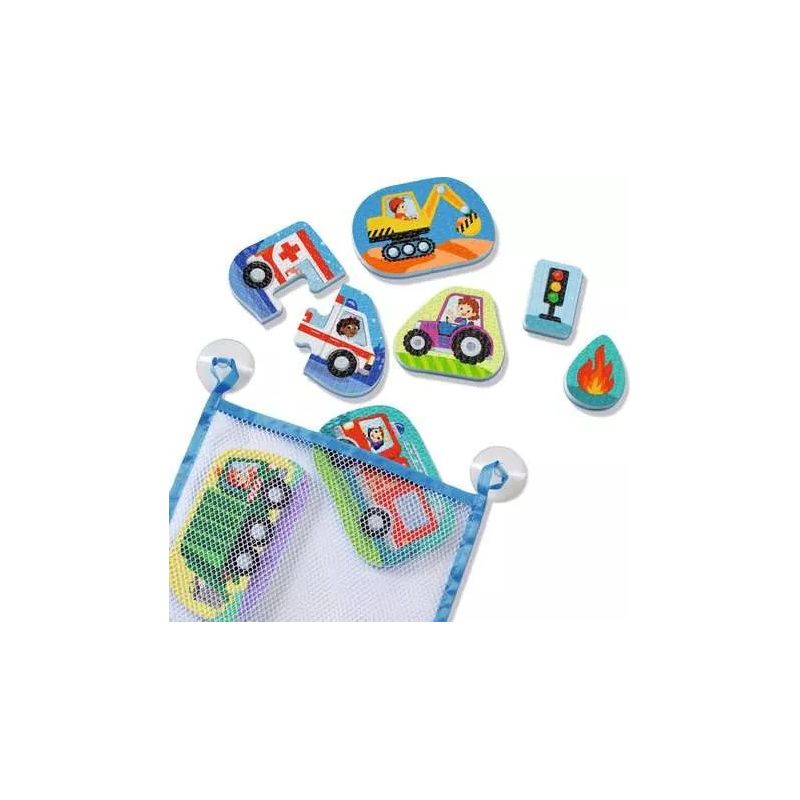 Netzbeutel mit Saugnäpfen hält Fahrzeug- und Verkehrs-Badespielzeug aus Schaumstoff, darunter Autos und Feuer.