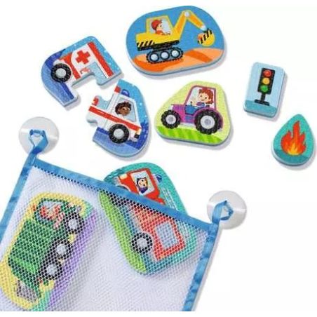 Netzbeutel mit Saugnäpfen hält Fahrzeug- und Verkehrs-Badespielzeug aus Schaumstoff, darunter Autos und Feuer.