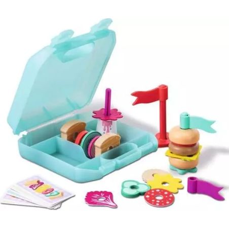 Blauer Plastikkoffer mit Spielzeug-Burgern, Flaggen, Lebensmitteln und Karten daneben.