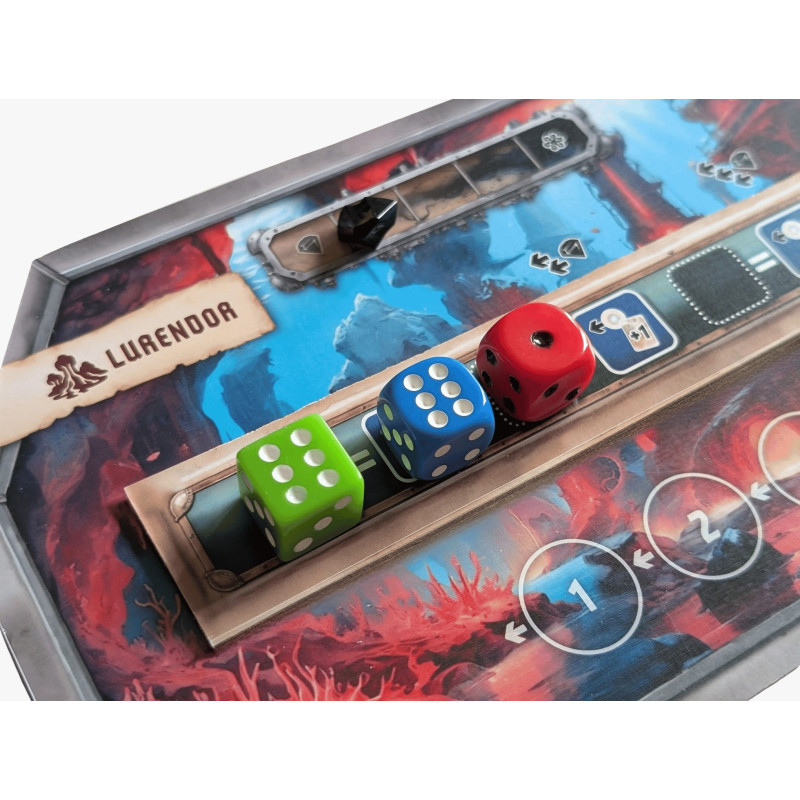 Nahaufnahme eines Brettspiels mit grünen, blauen und roten Würfeln auf einer bunten Lurendor-Spielbahn.