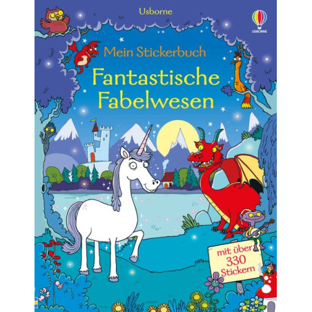 Ein Einhorn und ein roter Drache stehen in einem Zauberwald, im Hintergrund eine Burg bei Vollmond.