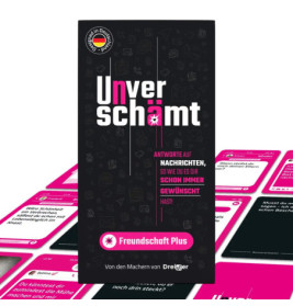 Spielbox Unverschämt Freundschaft Plus steht aufrecht, umgeben von Karten mit Text.