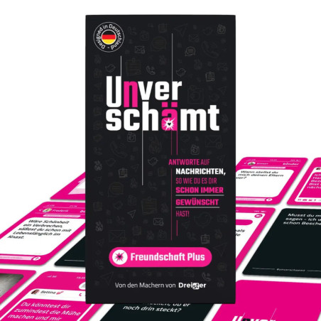 Spielbox Unverschämt Freundschaft Plus steht aufrecht, umgeben von Karten mit Text.