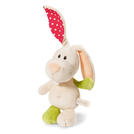 Plüschhase mit grünen Pfoten, einem rosa gepunkteten Ohr und beigem Körper vor weißem Hintergrund.