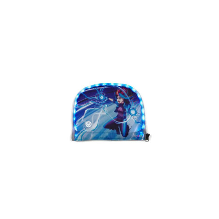 Blaue Reißverschlusstasche mit Anime-Figur in Aktion und leuchtenden Energiesphären.