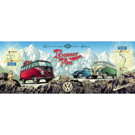 Zwei Oldtimer-VW-Busse an der Bergstraße, im Hintergrund schneebedeckte Alpen, Karte und Schriftzug Brennerpass.