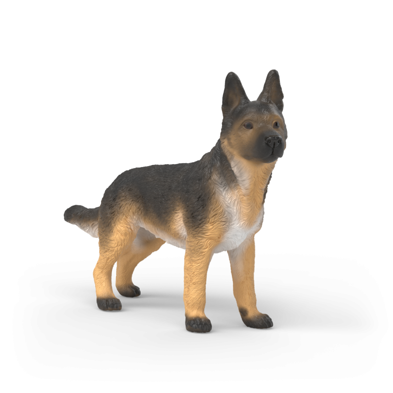 Plastikfigur eines Deutschen Schäferhundes steht auf weißem Hintergrund.
