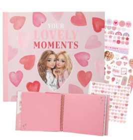 Rosa Scrapbook mit dem Titel Your Lovely Moments, verziert mit Herzen und Stickern, offene leere rosa Seiten.