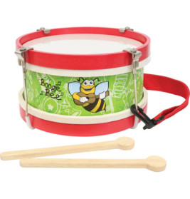 Kindertrommel mit rotem Gurt, grünem Bienenmotiv und zwei Holzschlägeln davor.