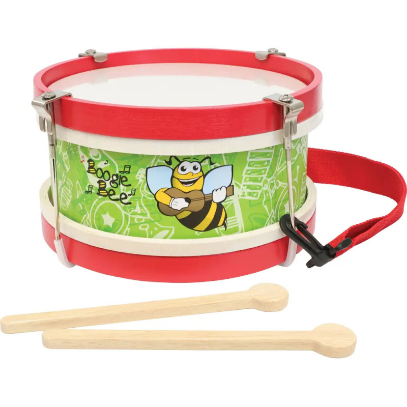 Kindertrommel mit rotem Gurt, grünem Bienenmotiv und zwei Holzschlägeln davor.