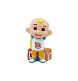 Eine lächelnde Baby-Spielfigur steht neben Alphabetklötzen und trägt ein weißes Shirt mit Cartoon-TV-Motiv.