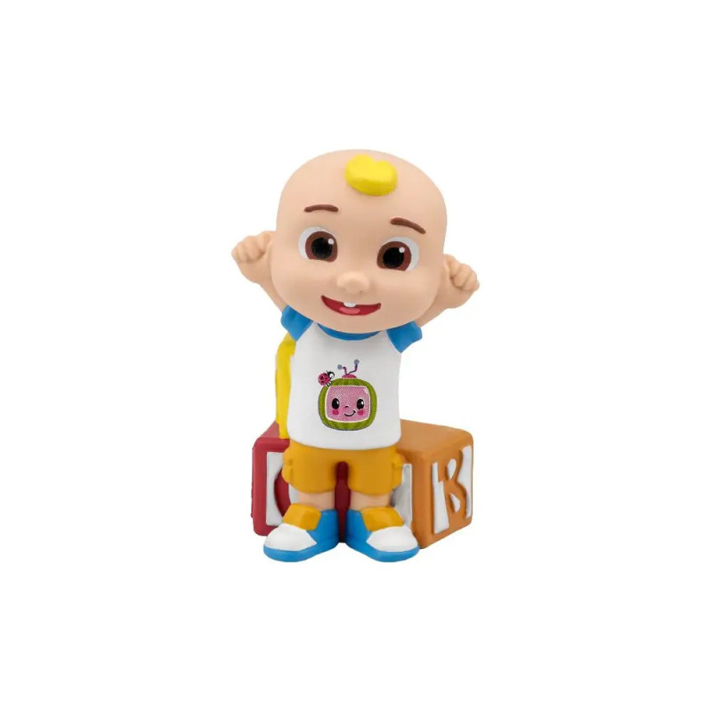 Eine lächelnde Baby-Spielfigur steht neben Alphabetklötzen und trägt ein weißes Shirt mit Cartoon-TV-Motiv.