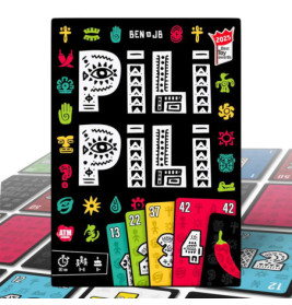 Bunte Pili Pili Kartenspiel-Box mit Stammesmustern, Auszeichnung und Beispielkarten vorne ausgestellt.