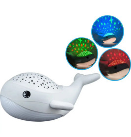 Weißes Walfisch-Nachtlicht mit sternförmigen Aussparungen projiziert blaue, grüne und rote Sterne.