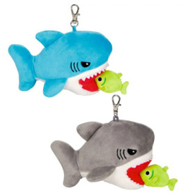 Zwei Hai-Plüschanhänger, einer blau, einer grau, halten jeweils einen grünen Fisch im offenen Maul.