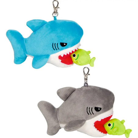 Zwei Hai-Plüschanhänger, einer blau, einer grau, halten jeweils einen grünen Fisch im offenen Maul.