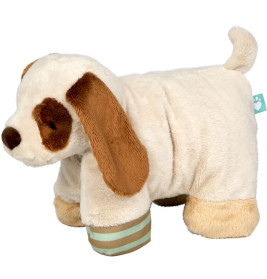 Plüschhund mit braunen Ohren, braunem Fleck um ein Auge und gestreifter Bandage am Vorderbein.