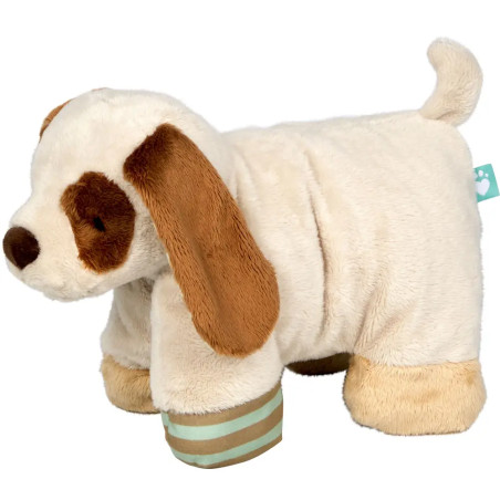 Plüschhund mit braunen Ohren, braunem Fleck um ein Auge und gestreifter Bandage am Vorderbein.